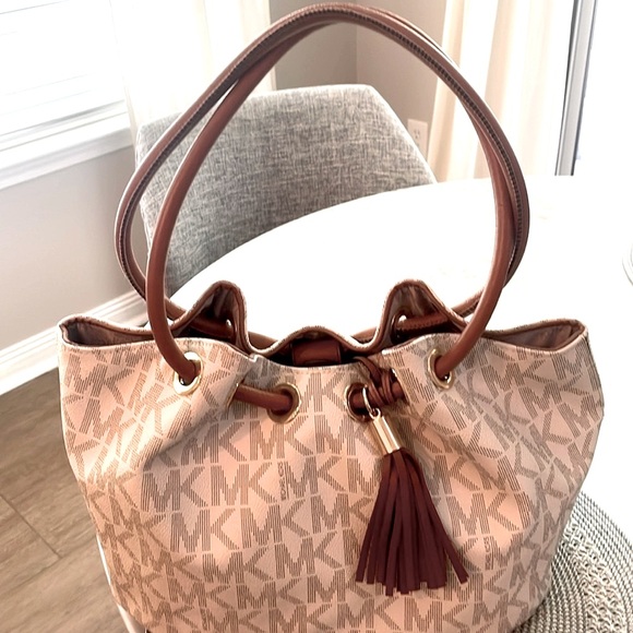Authentic Michael Kors summer bag - Picture 2 of 6